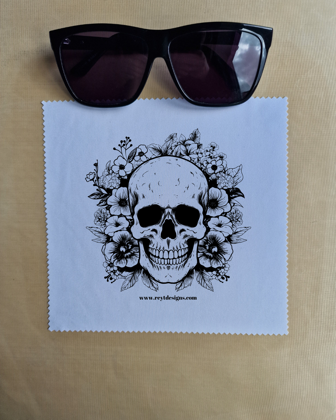 Skull and flowers - Glasses Lens Cloth